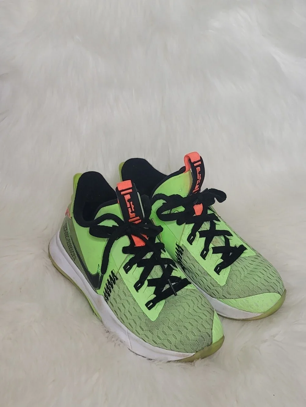 Nike LeBron Witness 5 Grinch Size 4.5y
